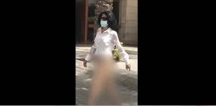 شاهد بكل جرأة وبدون حيا او خجل.. فتاة تسير نصف عارية بالشارع والأمن يتحرك!
