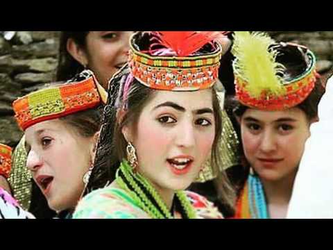 أغرب قبيلة في العالم.. نساؤها كأنهن من الحور العين.. الفتاة تخطب زوجها وتجمع بين رجلين .. وهذا ما يفعلونه بالمراهقات (صور)