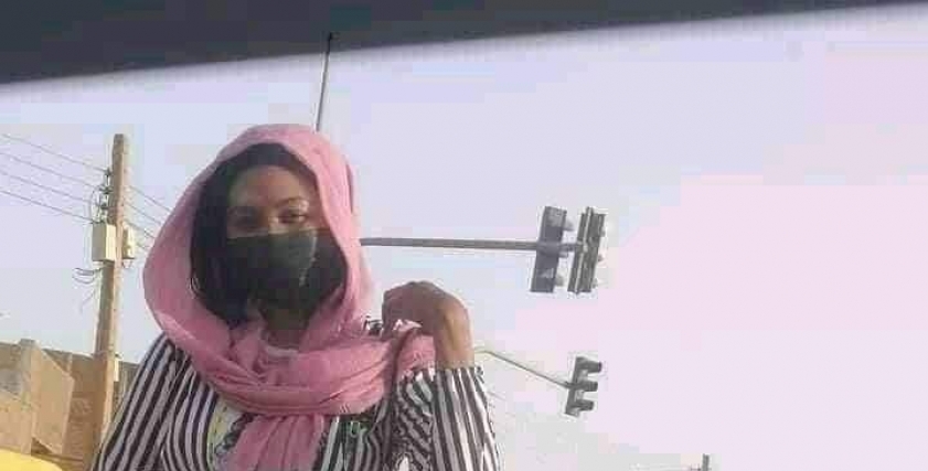 واقعة غريبة تشعل مواقع الاتصال ..فتاة مراهقة ترفع لوحة في أحد الشوارع وتثير جدلا واسعاً (صور)