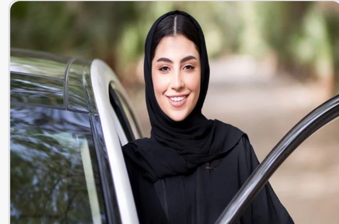 شابة سعودية قمه في الجمال لم تستطع تمالك نفسها أمام شاب وسيم يعمل في محل لبيع العطور.. الغريب ماذا طبت !