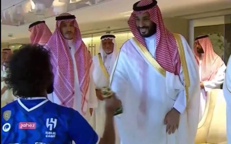 لن تصدق ماذا قال ولي العهد السعودي للاعب الهلال ياسر الشهراني أثناء تسليمه الجائزة شاهد الفيديو