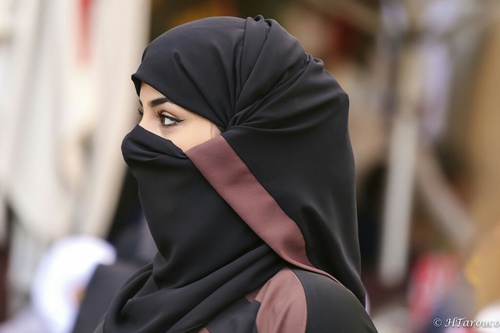 بدون خجل ..فتاة سعودية تقع في غرام شاب وسيم يعمل في محل لبيع العطور .. وهذا ما طبت منه بكل جرأة !