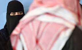 لن تصدق كيف تم كشفهم.. فتاة سعودية دخلت المحل وفعلت هذا الامر الصادم مع العامل!!