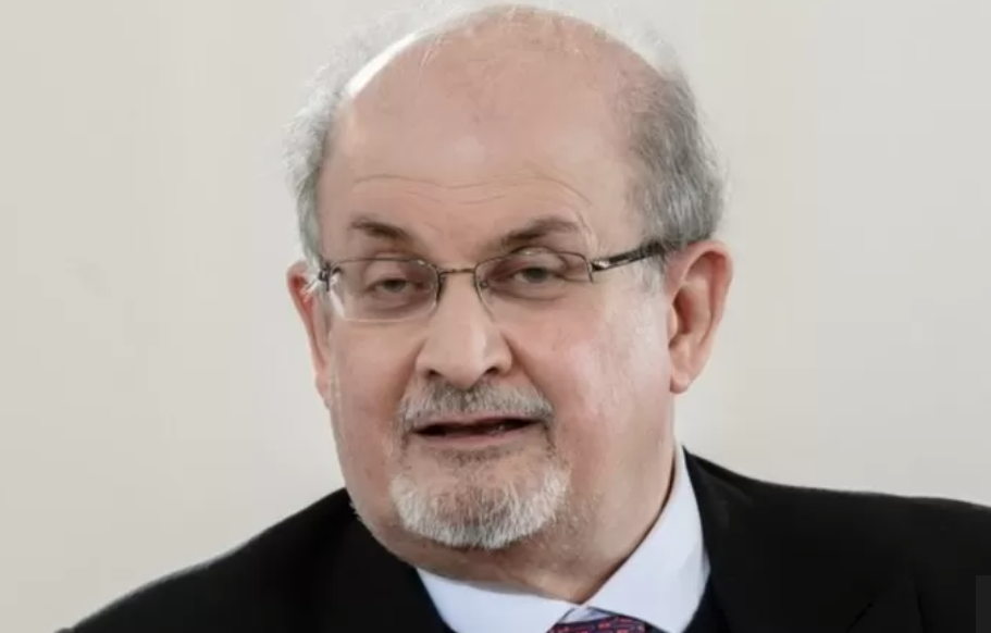 كُتاب ومؤلفين يعلقون على حادثة الهجوم على الكاتب سلمان رشدي