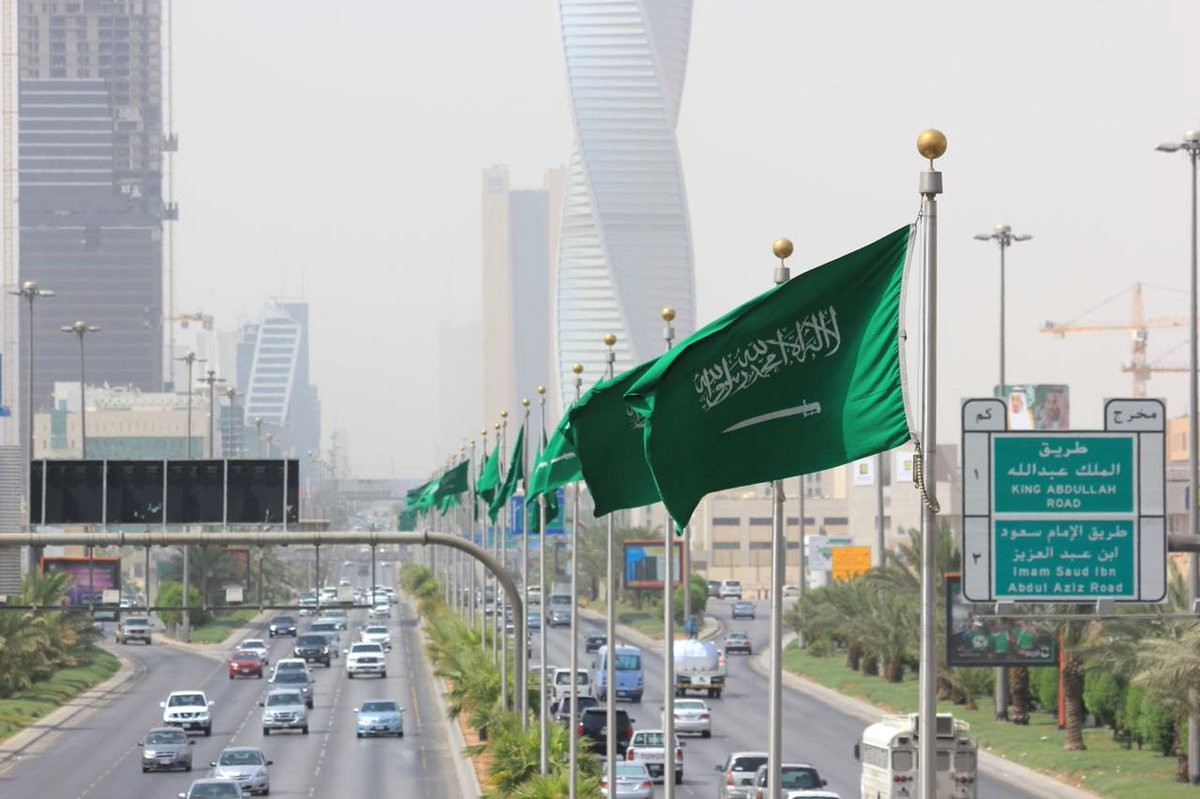 بيان من الجوازات السعودية يوضح طريقة تحويل تأشيرة الزيارة لإقامة نظامية للأفراد