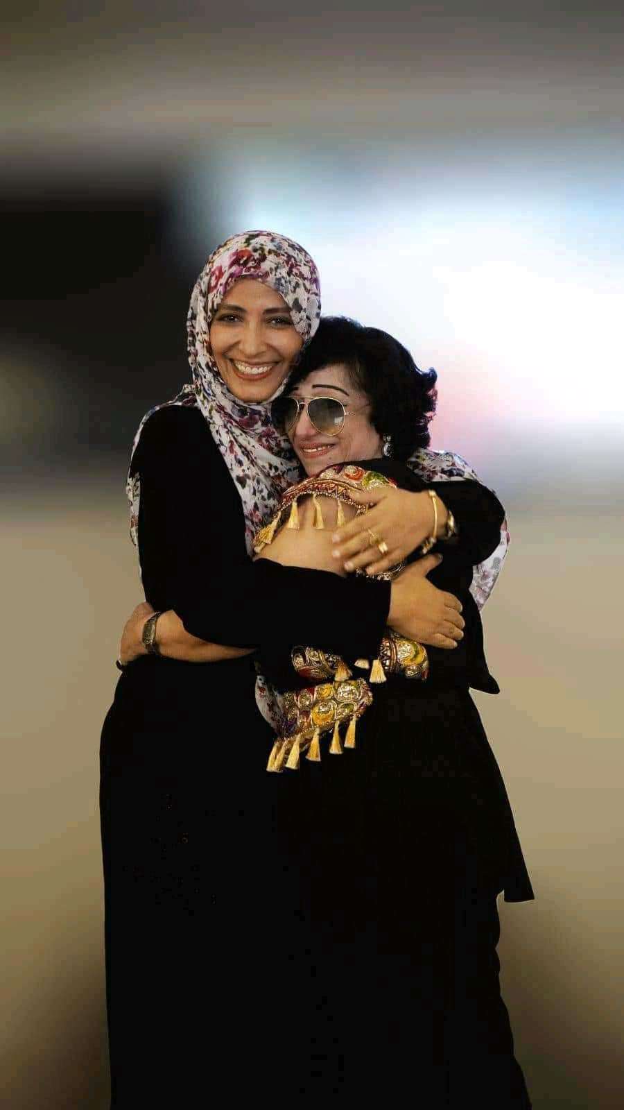 اليمن :  صورة جمعت توكل كرمان بالفنانة امل كعدل في تركيا والوزير السابق خالد الرويشان يعلق