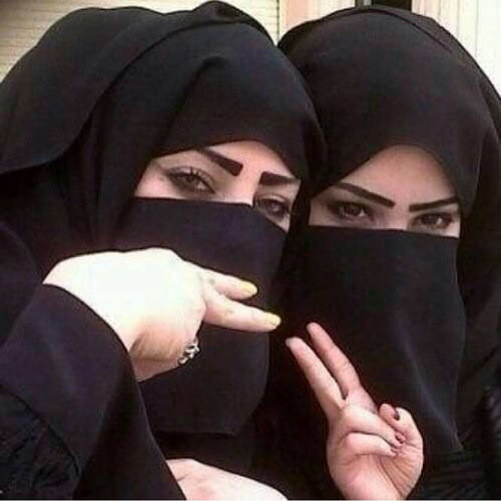 فتاة سعودية تعطي جوالها للناس في وسط الشارع وتباغتهم بطلب صادم .. لن تصدق ماذا طلبت!