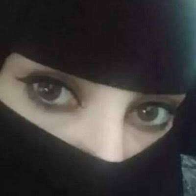 تحرشت به بكل جرأة..فتاة سعودية لم تمالك نفسها أمام وسامة شاب جميل يعمل في محل لبيع العطور..وتقدمت بطلب مخجل  !