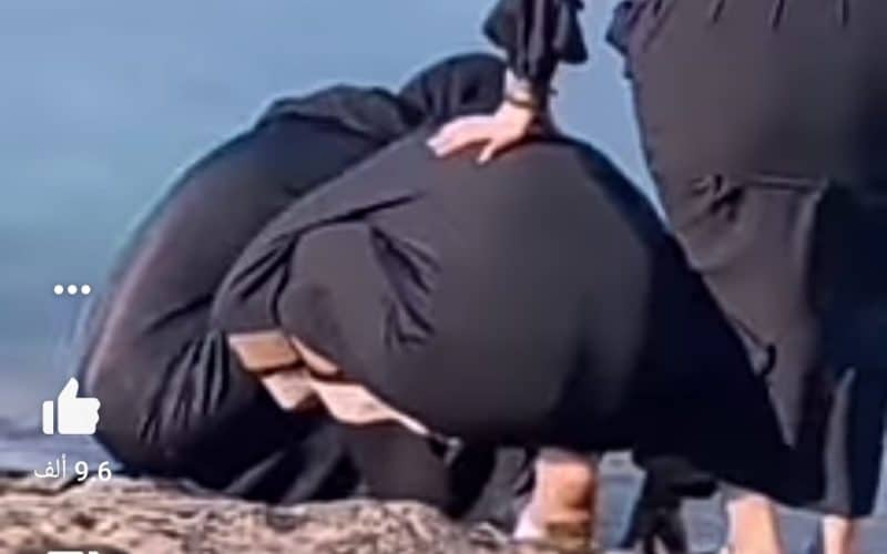 ظناً انه لايوجد احد يصورهم ..تصوير 3 فتيات سعوديات سراً وهن بوضعية مخجلة في أحد شواطئ مدينة جدة ..شاهد 