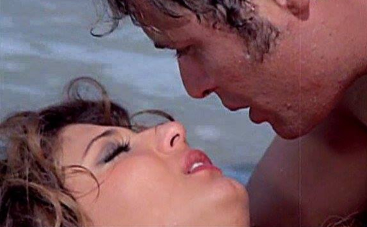 حكاية الفيلم الوحيد الذي ندمت عليه الفنانة سهير رمزي .. ظهرت عارية تماماً بحيلة غير متوقعة من قبل المخرج .. لن تتوقع كيف حصل ذلك 