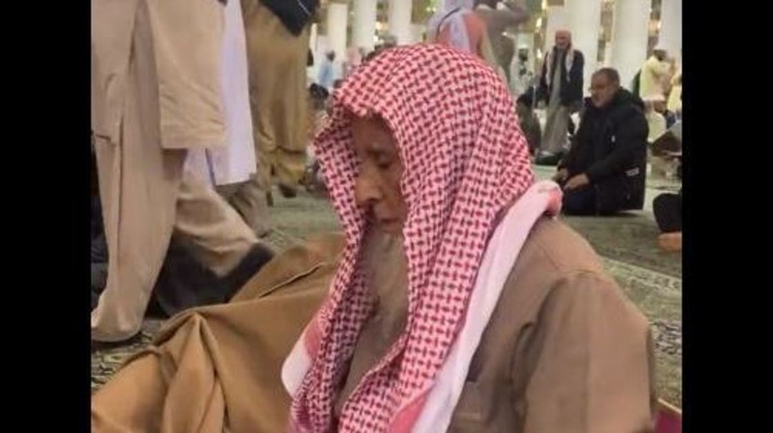 أثارت وفاته شجون السعوديين .. من هو صاحب البشت  أشتهر بموقف إنساني في المسجد النبوي؟