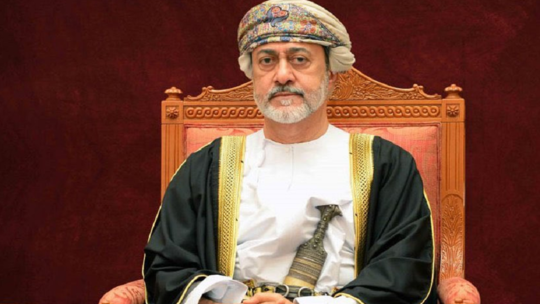صورة نادرة اثارت مواقع التواصل الاجتماعي لسلطان عمان هيثم بن طارق مع والده طارق بن تيمور