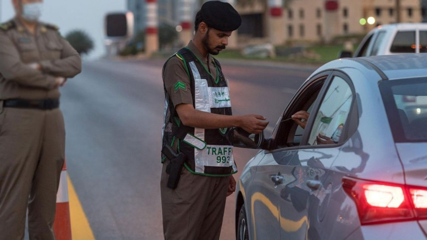 تخلص منها فوراً..شاهد تفتيش صارم من المرور السعودي بمناطق متفرقة بالسعودية علي هذة الأشياء بالسيارات!