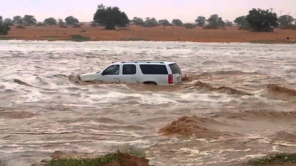 مشهد مروع يحبس الأنفاس.. سيل عارم يجرف سيارة بمن فيها بالسعودية