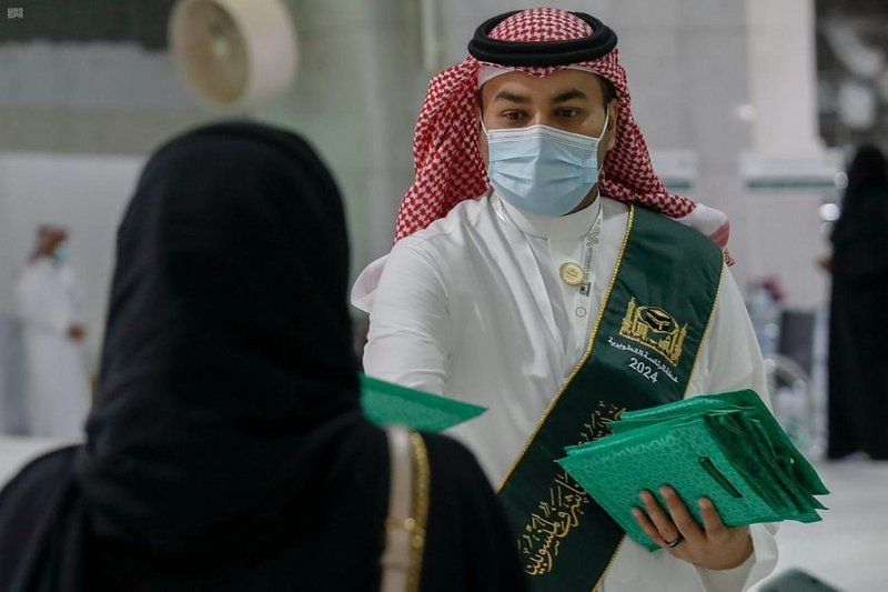 بالصور .. تعرف على نوع الهدايا التي تم توزيعها من قبل “رئاسة الحرمين” على المعتمرين