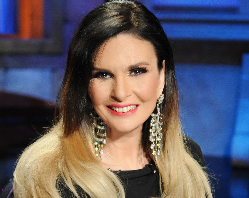 الفنانة يسرا