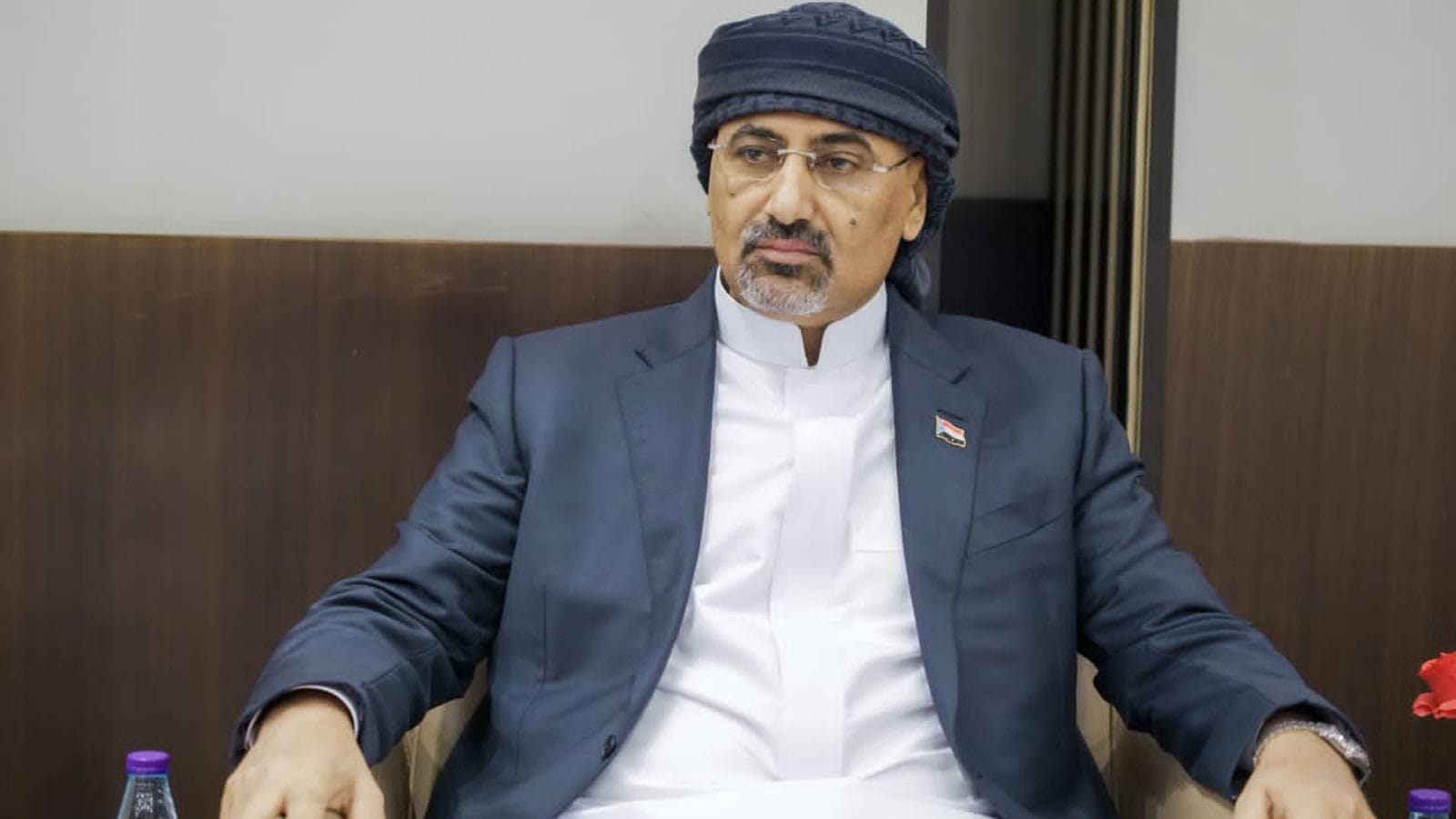 لن تصدق كيف ظهر .. صورة نادرة لعيدروس الزبيدي من السبعينات رفقة سالمين وعلى ناصر محمد والبيض(شاهد)