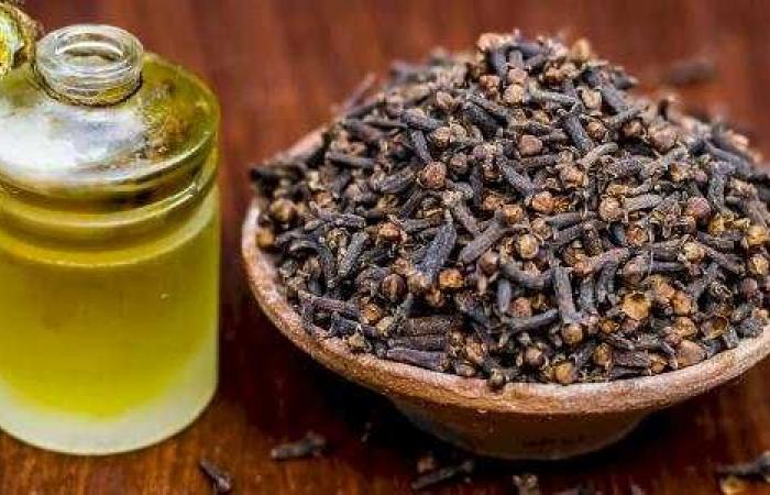 ضع زيت الزيتون و القرنفل على هذا المكان قبل النوم وشاهد النتيجة المذهلة في الصباح