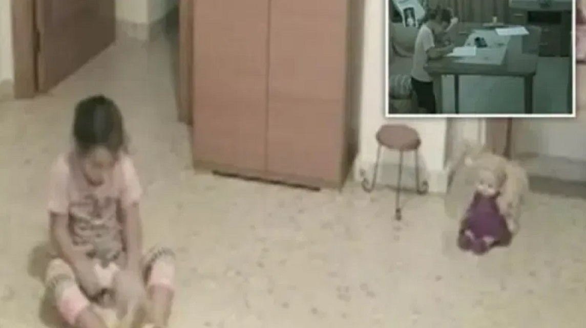 أب يضع كاميرا مراقبة في غرفة ابنته.. و عندما فتحها شاهد شيئًا مفزعًا ؟