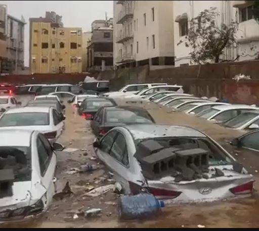 شاهد مقاطع فيديو مرعبة لسيول مدينة جدة السعودية ..  لم ترى مثلها في حياتك  