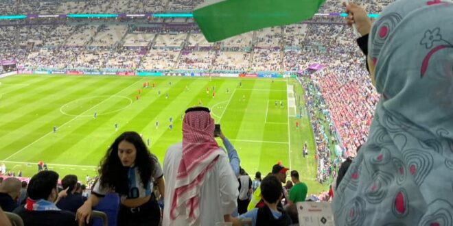 شاهد توكل كرمان ترفع علم دولة ليست مشاركة في مونديال كأس العالم  لاول مرة وتعلق بكلمات نارية ا