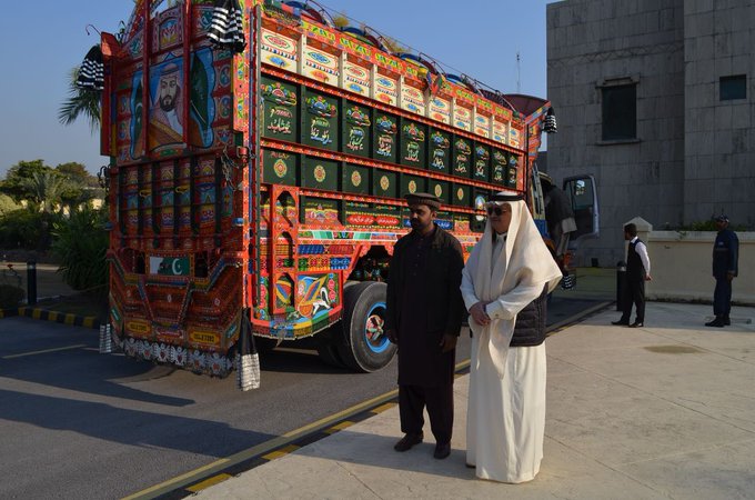 سائق باكستاني يرفع صورة الأمير محمد بن سلمان على شاحنته تثير مواقع التواصل وتتصدر الترند و السعودية تعلق !