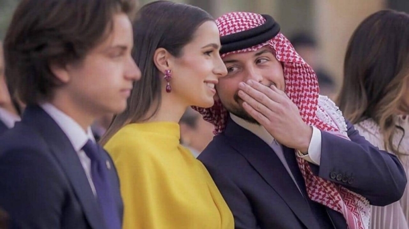 شاهد.. أحدث ظهور لـ رجوة آل السيف خطيبة ولي العهد الأردني أثناء حفل زفاف شقيقته .. والكشف عن سعر فستانها