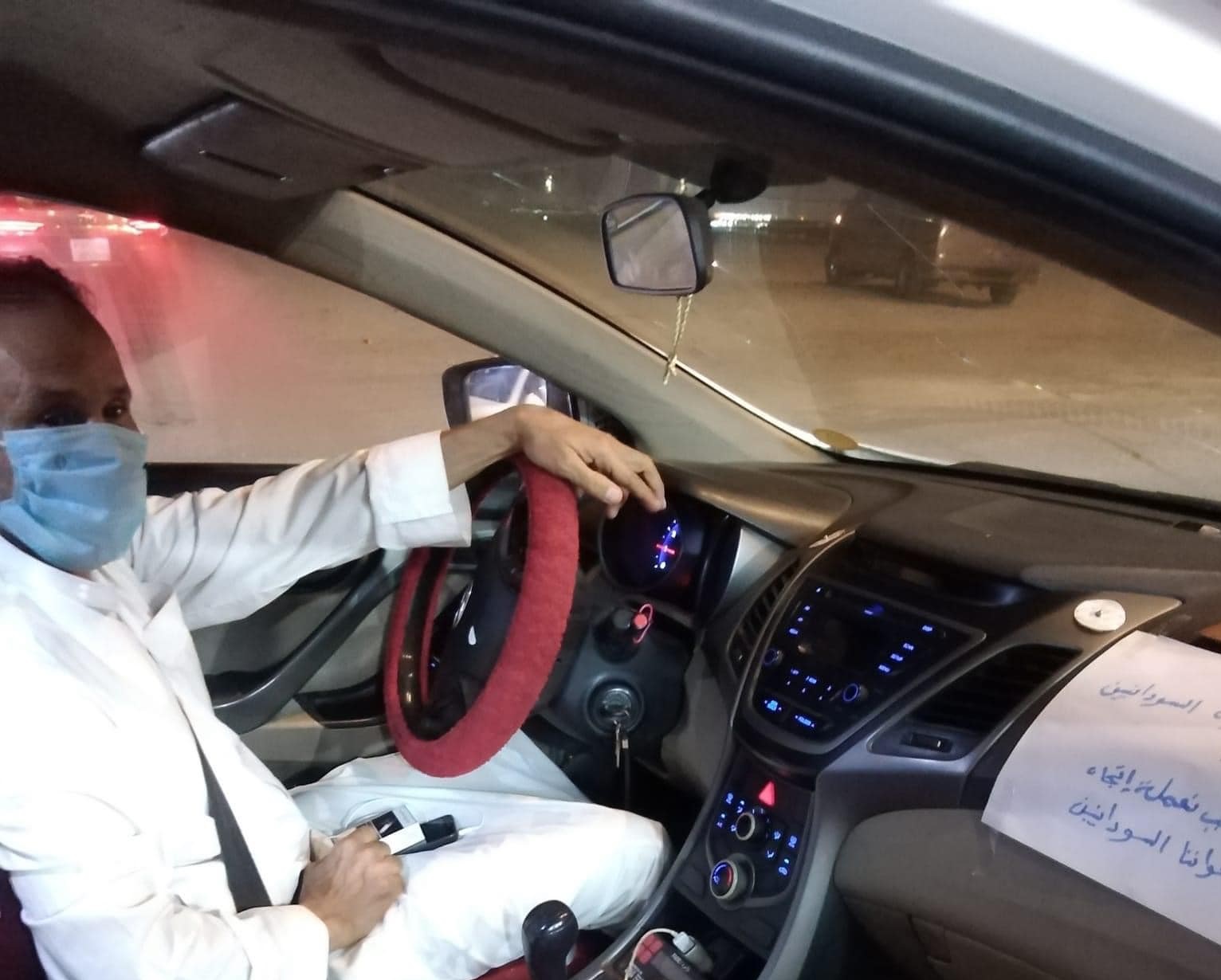يمني مغترب في السعودية يفاجئ الجميع ويقوم بعمل إنساني فريد تجاه المقيمين السودانيين..شاهد الصور