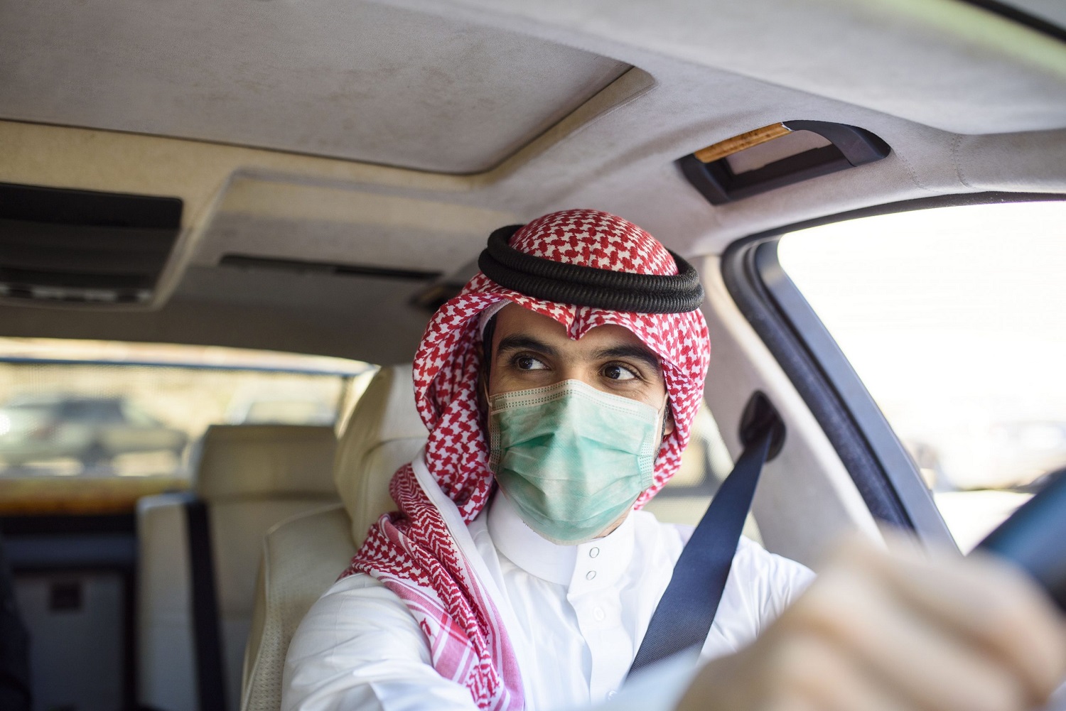 فتاة سعودية توثق مقطع فيديو لمشادة بين سائق أوبر وشقيقها .. والنهاية صادمة 