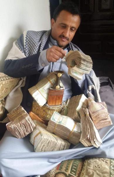 شاهد فنان يمني شهير يثير الجدل باستعراض أمواله على طريقة محمد رمضان