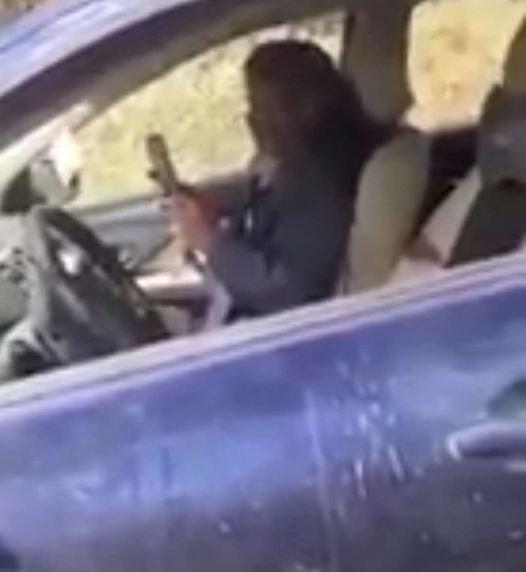 هو الأول من نوعه.. يمني يقوم بقيادة سيارته عبر هاتفه المحمول في اخطر الطرق الجبلية يشعل مواقع التواصل