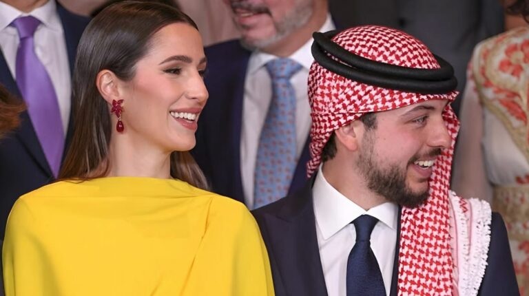 تخطف الأنظار..شاهد أحدث ظهور للأمير الحسين والأميرة رجوة بملابس كاجوال.. صور