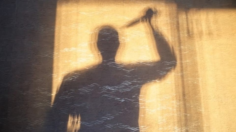 جريمة وحشية تهز اليمن.. شاب يذبح والدته في ليلة زفاف شقيقته 