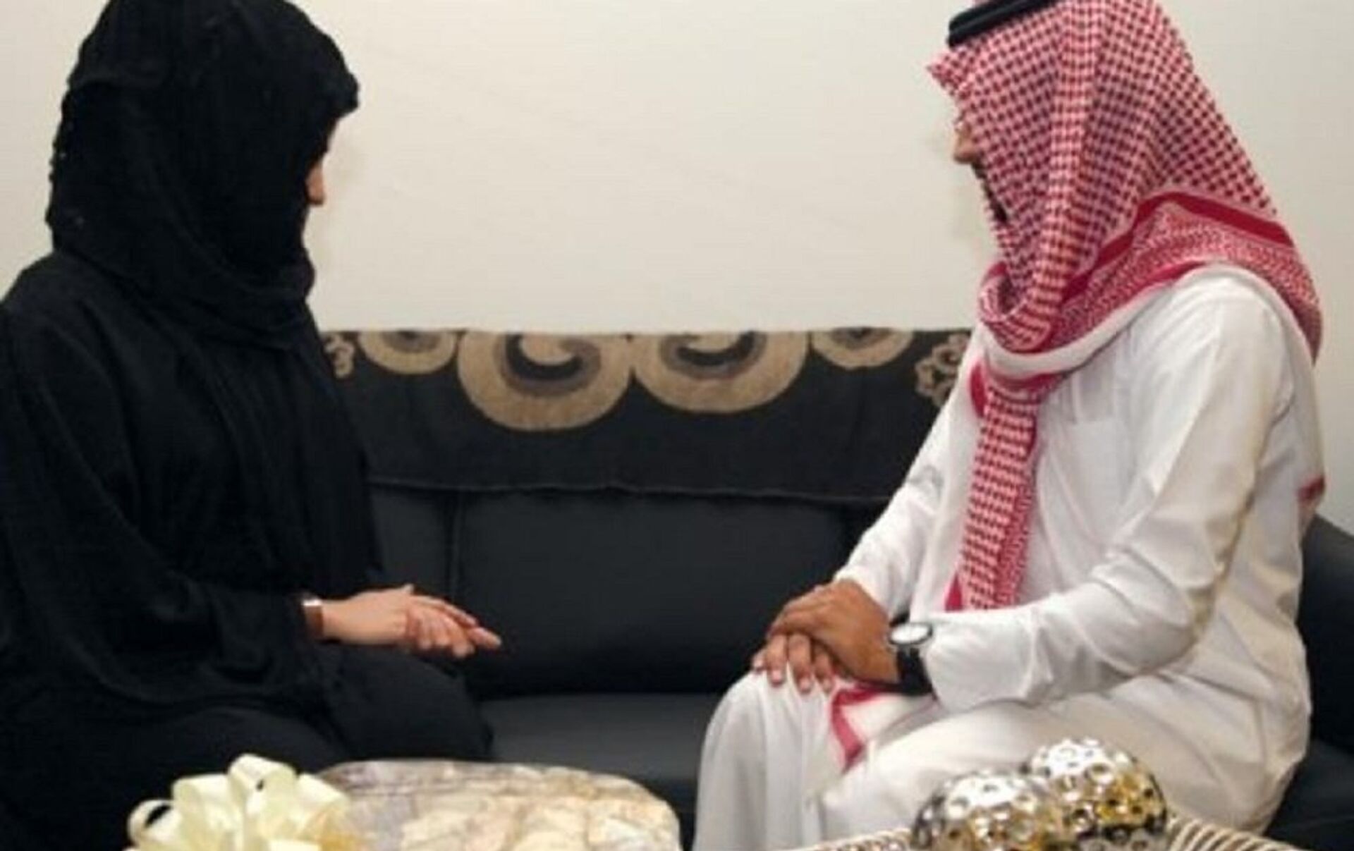 شاهد زوجة سعودية أرادت ان تفاجئ زوجها وهو نائم فتسببت في كارثة لا تخطر على بال أحد