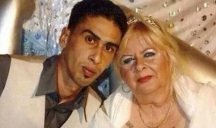 تفاصيل مثيرة.. شاهد ماحدث في ليلة الدخلة لمسنة مصرية تزوجت من عشريني بعمر ابنها  .. لن تصدق!!