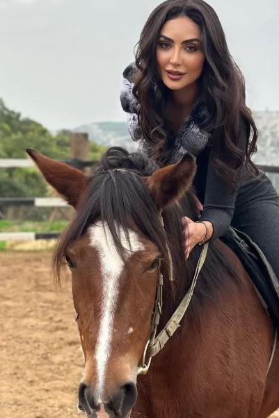 اشعلت السعودية :  ظهور جريء  لهند الغندور مع الحصان في جلسة تصوير