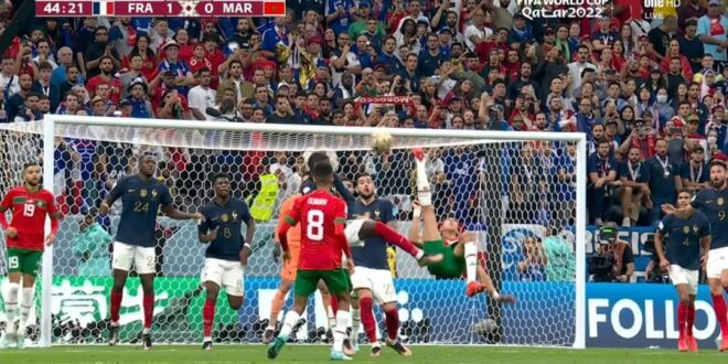 شاهد عريس يمني يدخل التاريخ ويحتفل بزفافه وسط الجماهير في مباراة المغرب وفرنسا..وهكذا كانت المفاجأة من الجماهير (تفاصيل مثيرة)