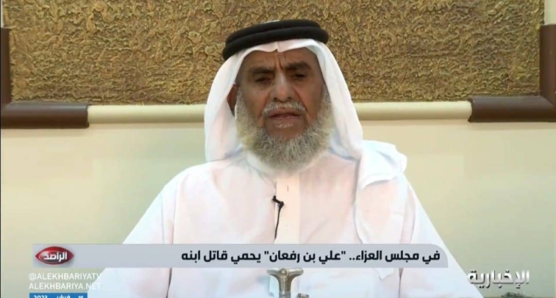 مواطن سعودي يكشف عن ردة فعله عندما حضر قاتل ابنه العزاء وبحوزته مسدسا!..شاهد 