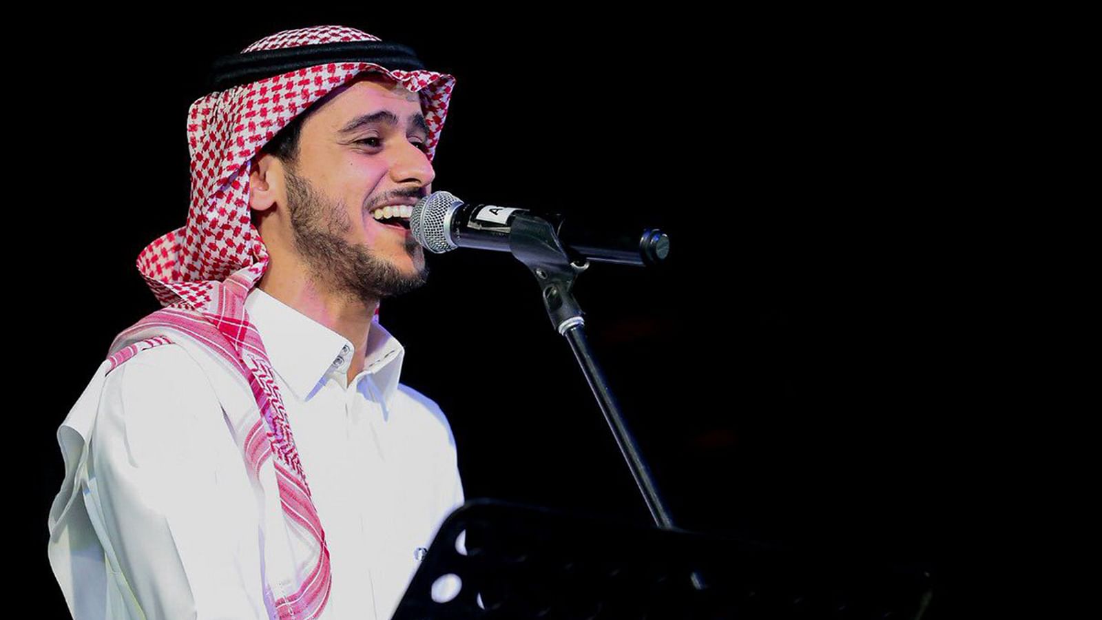 سعودية فائقة الجمال تحرج فنان شهير على المسرح أمام زوجته.. لم تستطع تملك نفسها أمام وسامته فحدث مالم يكن في الحسبان