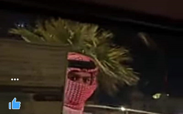 ما حصل له لا يصدق شاب سعودي حاول دخول سيارة فتاة جميلة بالقوة في الشارع وفجاة حضرت الشرطة ..شاهد