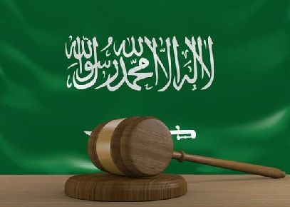 شاهد سعودي يتنكر بزي امرأة ويفعل هذا الشيء بزوجته وعندما علمت المحكمة بأمره أمرت بقطع رأسه على الفور