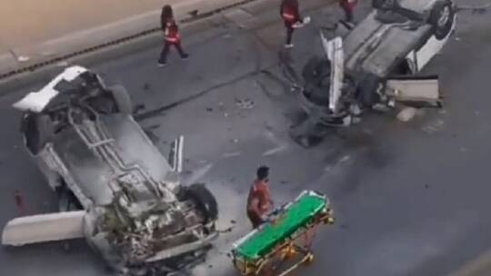 شاهد بالفيديو .. سقوط سيارة من جسر شاهق على سيارة أخرى في المملكة العربية السعودية 