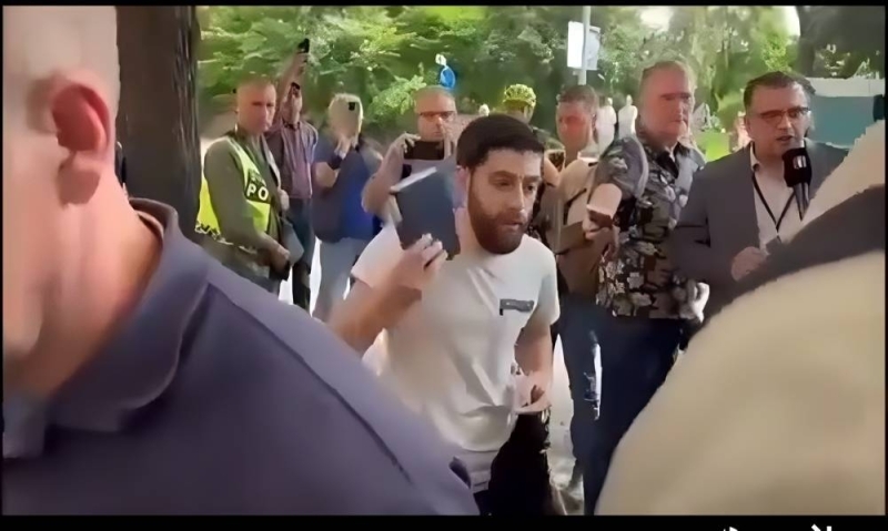 شاهد: الشاب الذي أخذ موافقة السلطات السويدية بحرق التوراة والإنجيل يتراجع عن قراره في آخر لحظة ويكشف السبب