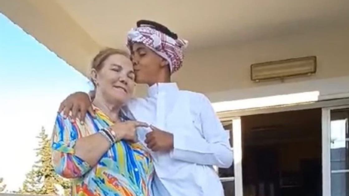 صورة تثير اعجاب جمهور رونالدو لكريستيانو جونيور بالزي السعودي يقبل رأس جدته