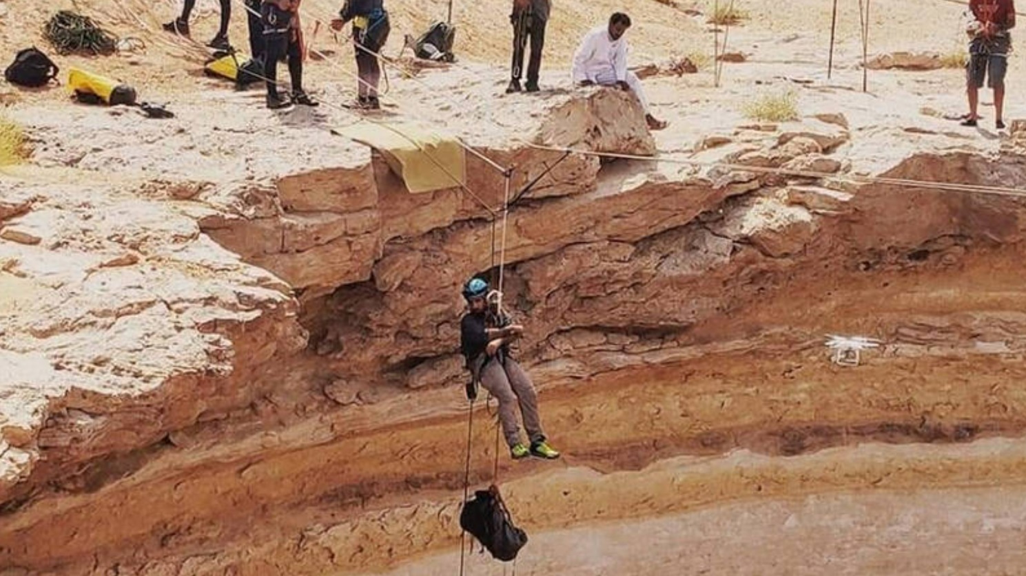 فريق عماني في بئر برهوت