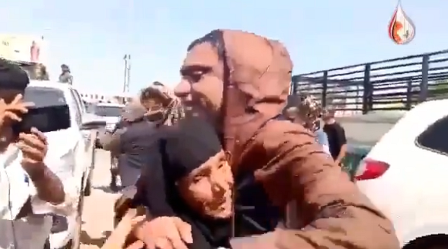 ام تعانق ولدها السجين