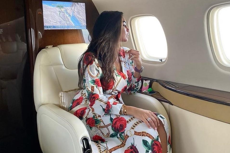 ياسمين صبري على متن طائرة خاصة