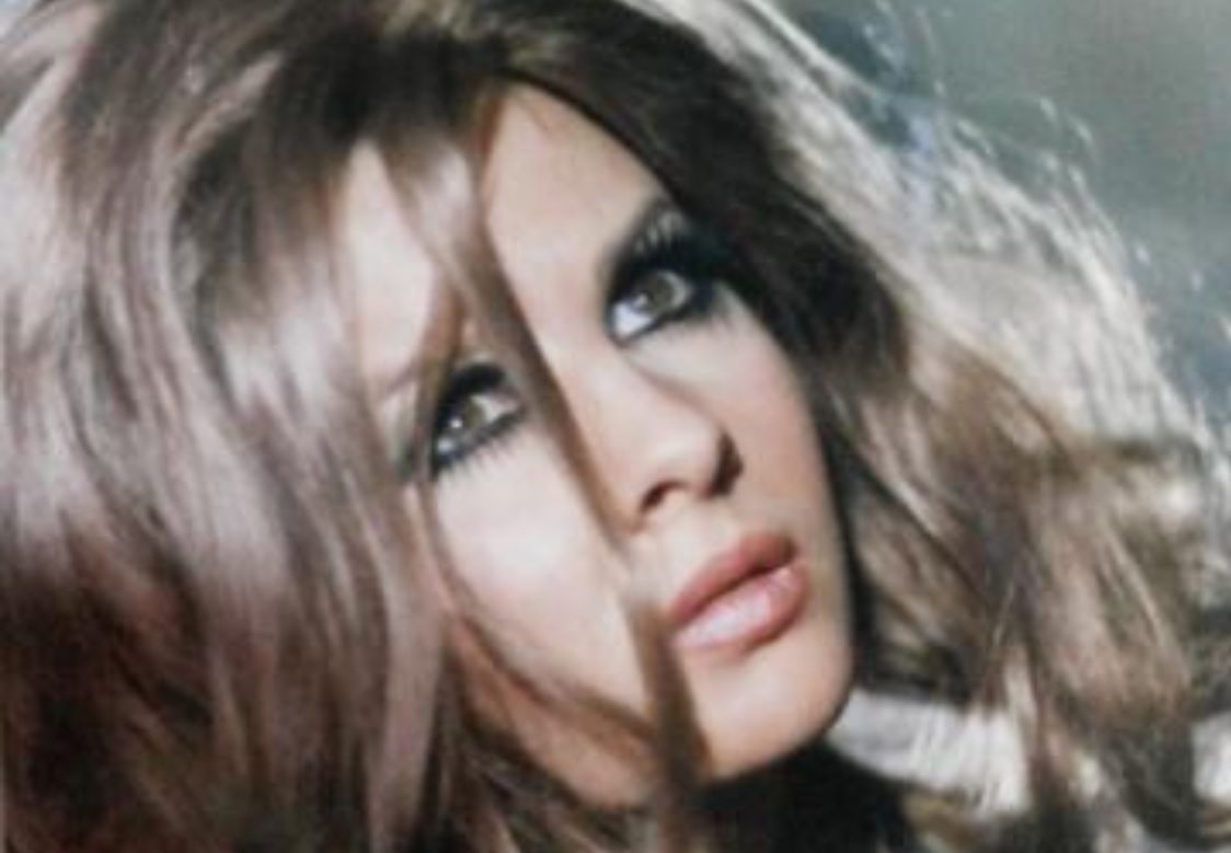 الفنانة اغراء