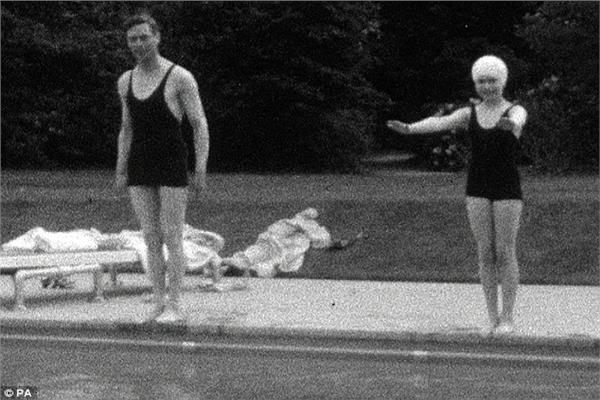 الملكة إليزابيث بالمايوه
