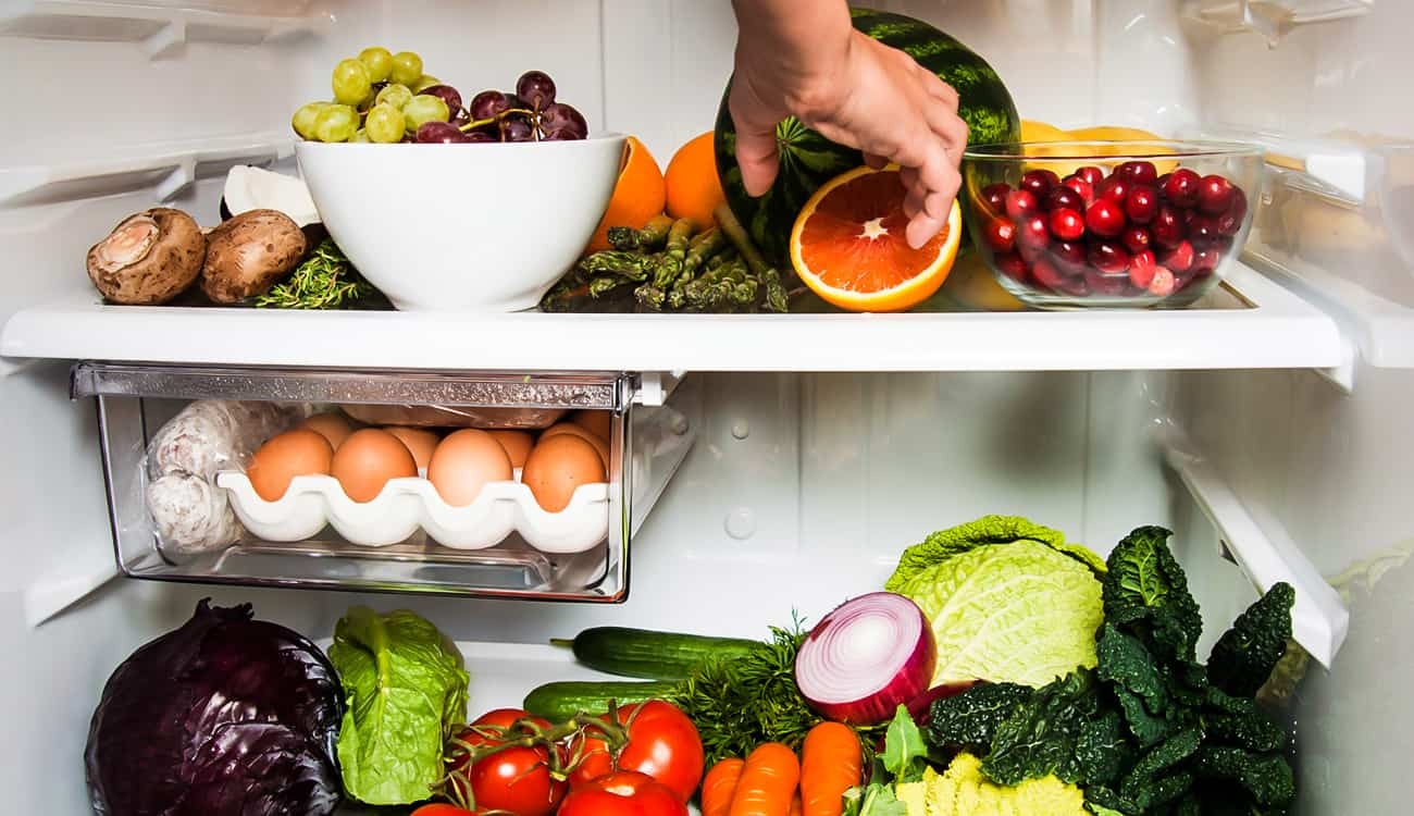 أطعمة في الثلاجة